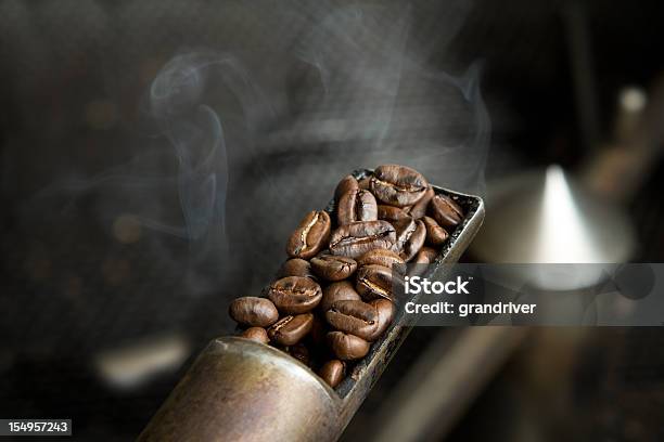 コーヒー豆を焙煎のサンプル - ローストのストックフォトや画像を多数ご用意 - ロースト, コーヒー豆, 専門性