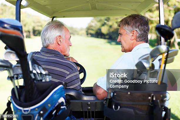 Golfers A Discutir - Fotografias de stock e mais imagens de Carro - Carro, Golfe, Conduzir