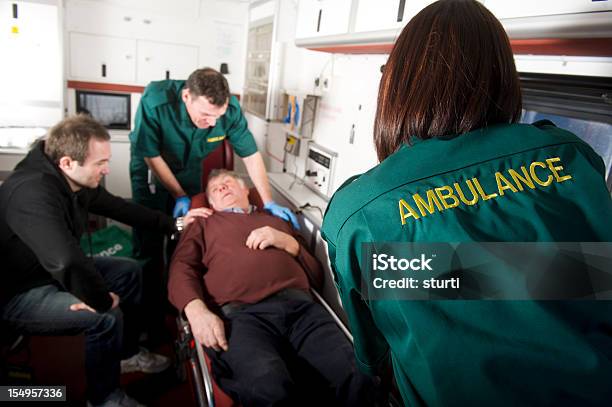 Anciano Heridas Foto de stock y más banco de imágenes de Ambulancia - Ambulancia, Reino Unido, Ataque cardíaco