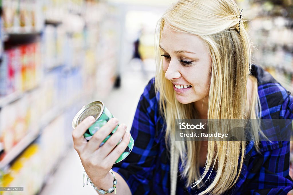 Bella bionda smilingly controllo scatola in Supermercato - Foto stock royalty-free di Etichettare