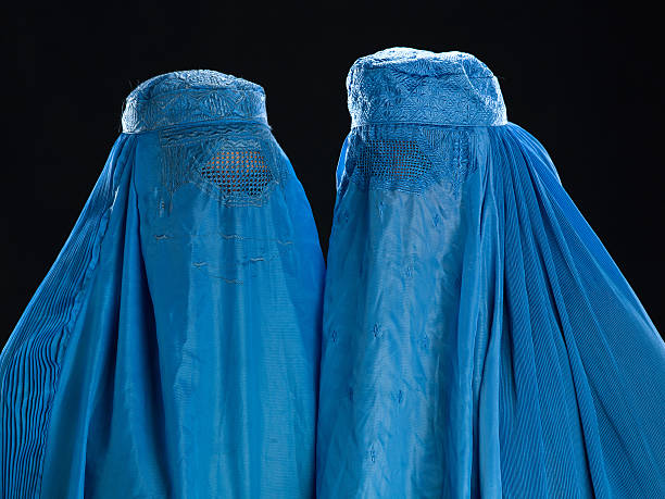 due donne afghane con loro burkha - kandahar foto e immagini stock