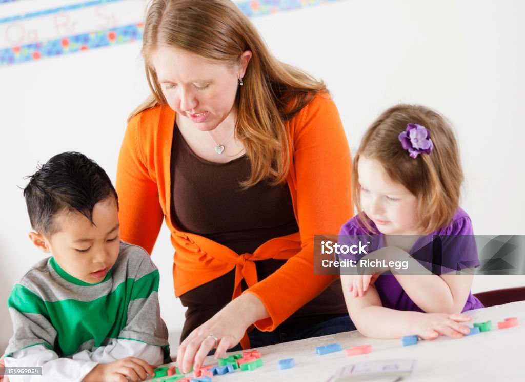 As crianças em idade pré- escolar em uma classe de Escola - Royalty-free Adulto Foto de stock