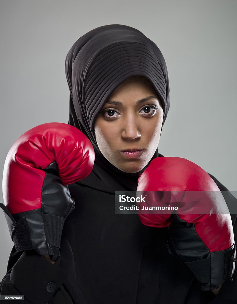 Обычные люди: Опасные мусульманских молодая женщина - Стоковые фото Женщины роялти-фри