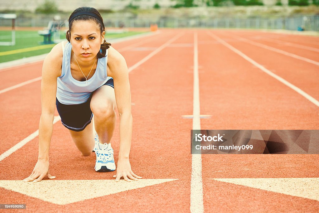 Garota na pista preparando para correr - Foto de stock de Adolescente royalty-free