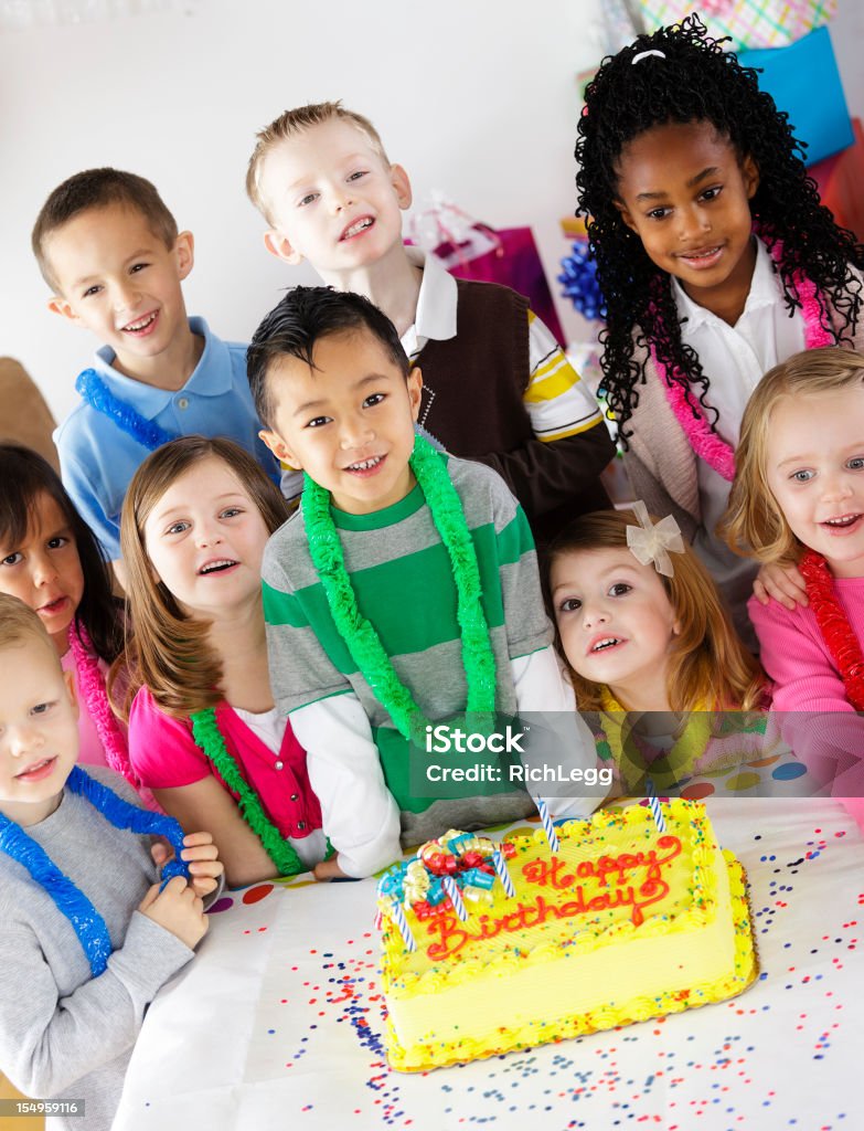 Impreza urodzinowa z Mały chłopiec - Zbiór zdjęć royalty-free (Ciasto)