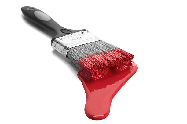 pennello con vernice rossa su bianco - paintbrush paint drop red foto e immagini stock