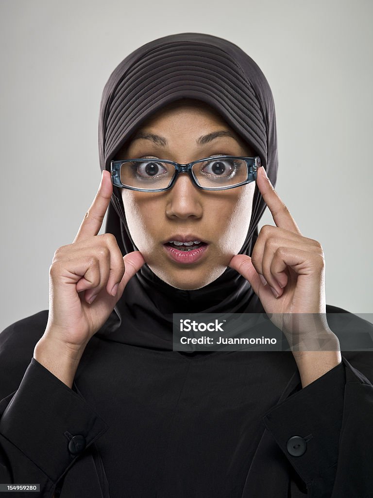 Обычные люди: Мусульманский молодая женщина - Стоковые фото Аравия роялти-фри