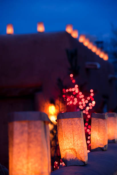 santa fe luminarias de natal no crepúsculo - santa fe new mexico mexico adobe house imagens e fotografias de stock