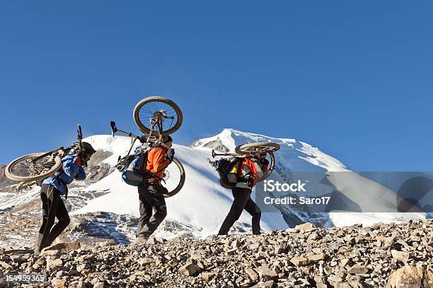 Biciclette Sulle Spalle - Fotografie stock e altre immagini di Ciclismo - Ciclismo, Attività all'aperto, Andare in mountain bike