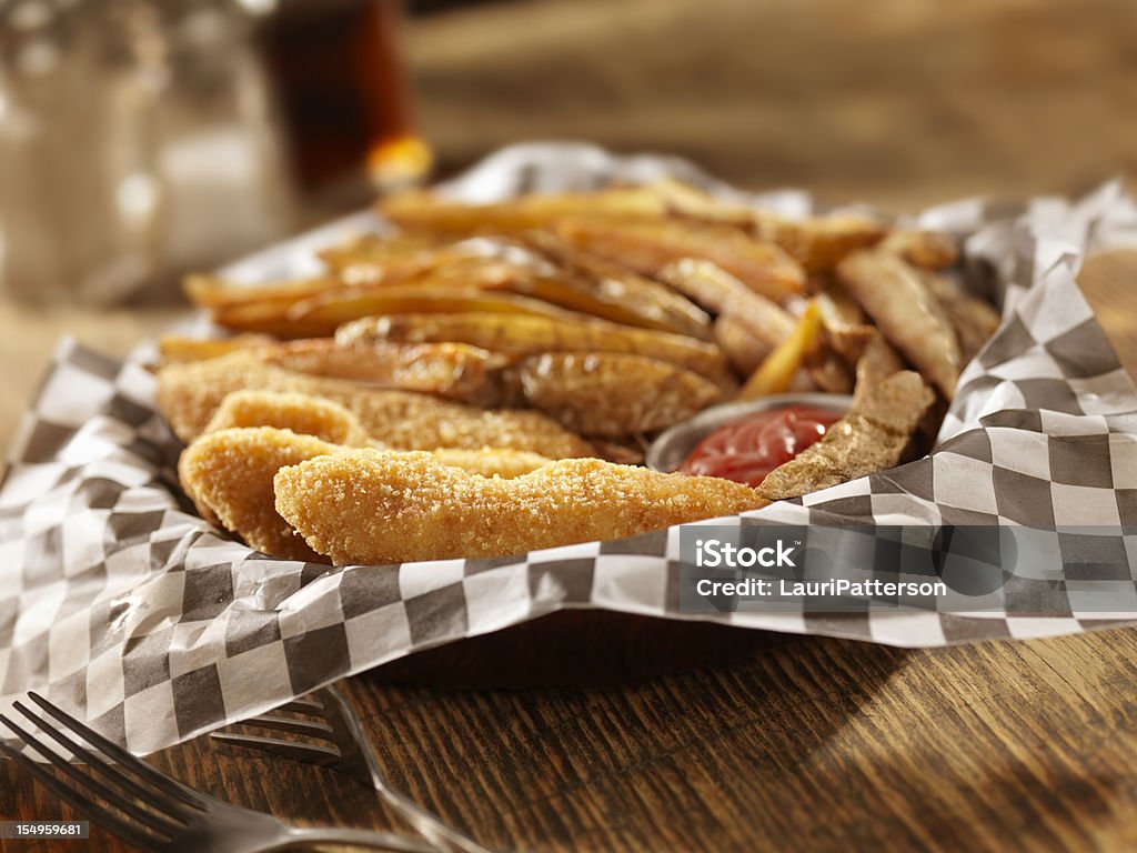 Iscas de frango e batatas fritas cortadas à mão - Foto de stock de Empanado royalty-free