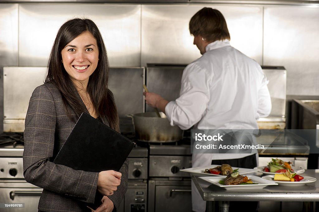 manager Restaurant mit professionellen Chefköche arbeiten - Lizenzfrei Gastgeber Stock-Foto