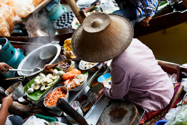 mercado flutuante em bangcoc, tailândia - thailand - fotografias e filmes do acervo