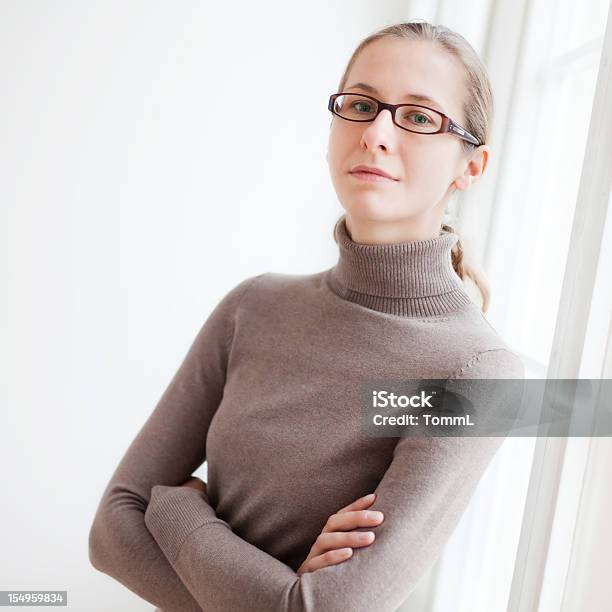 若い女性の窓枠 - タートルネックセーターのストックフォトや画像を多数ご用意 - タートルネックセーター, 女性, 腕組み