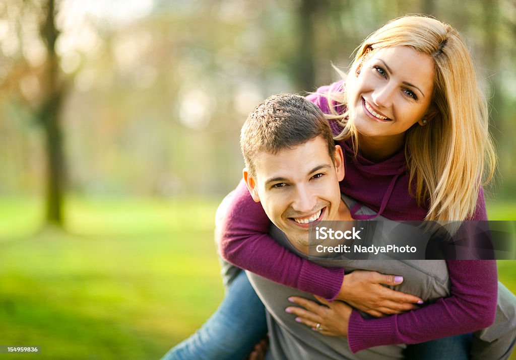 Couple dans le parc - Photo de Cardigan libre de droits