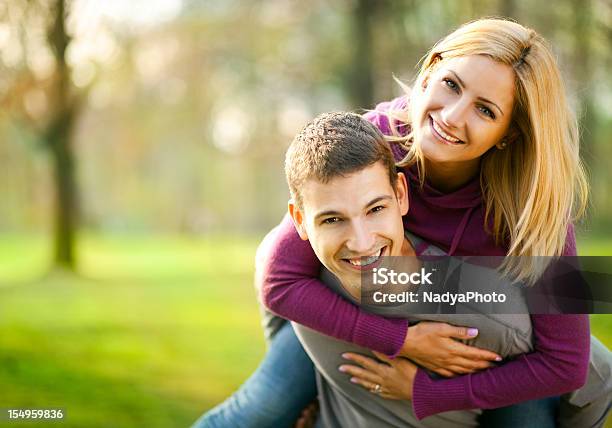Couple In Park 보라색에 대한 스톡 사진 및 기타 이미지 - 보라색, 스웨터, 카디건-웃옷