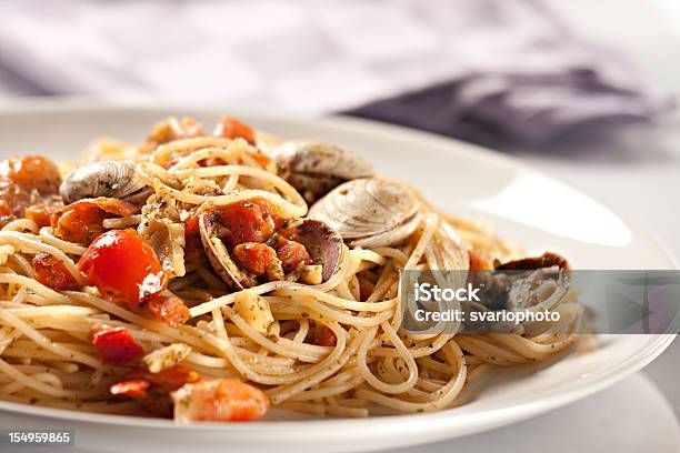 Pescados Y Mariscos Spaghetti Foto de stock y más banco de imágenes de Espagueti - Espagueti, Almeja - Marisco, Pez