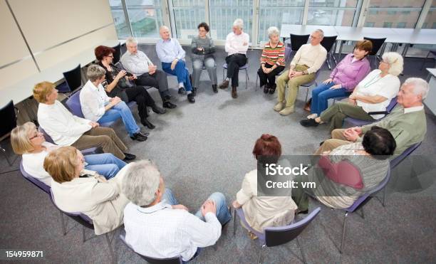 Photo libre de droit de Thérapie De Groupe banque d'images et plus d'images libres de droit de Cercle - Cercle, Salle de classe, 55-59 ans