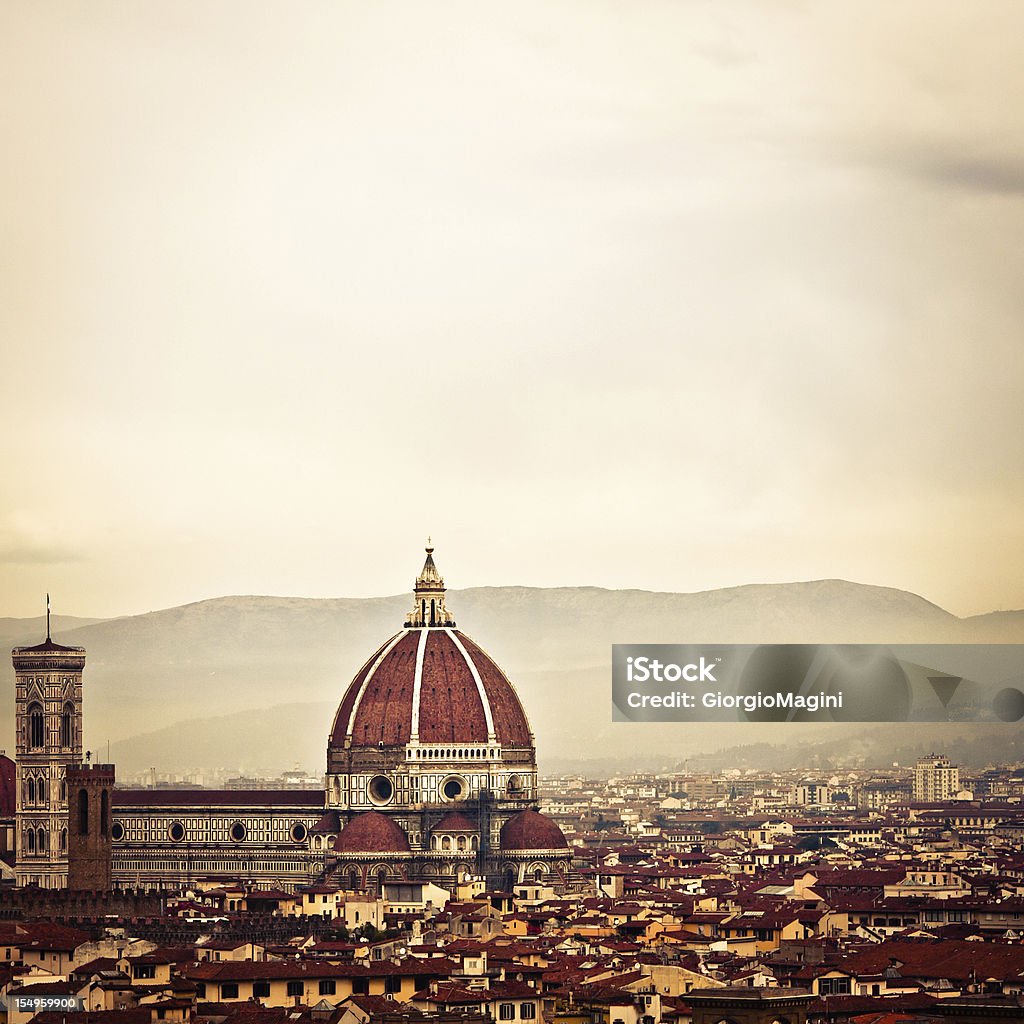 Atmosfera spettacolare Duomo di Firenze, in Italia, c'era nebbia sullo Skyline - Foto stock royalty-free di Ambientazione esterna