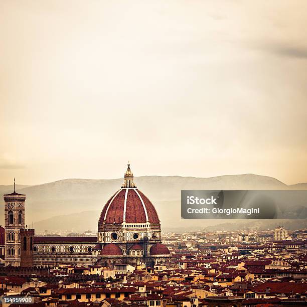 Atmosfera Spettacolare Duomo Di Firenze In Italia Cera Nebbia Sullo Skyline - Fotografie stock e altre immagini di Ambientazione esterna