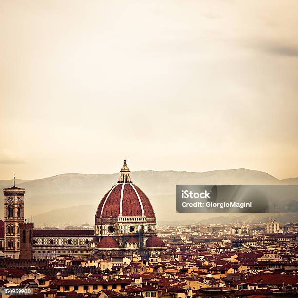 Dramatyczne Nastrój Na Duomo Florencja Panoramę Zamglone We Włoszech - zdjęcia stockowe i więcej obrazów Architektura