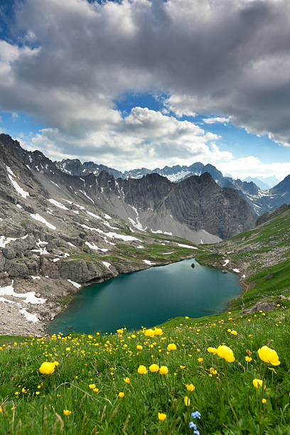 alpin озеро gufelsee в тироль-австрия - lech valley стоковые фото и изображения