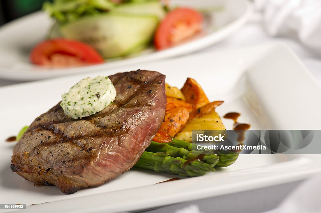 Gegrillte Steaks und Salat - Lizenzfrei Steak Stock-Foto