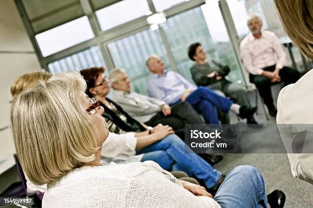 Terapia De Grupo Foto de stock y más banco de imágenes de Tercera edad - Tercera edad, Reunión, Círculo