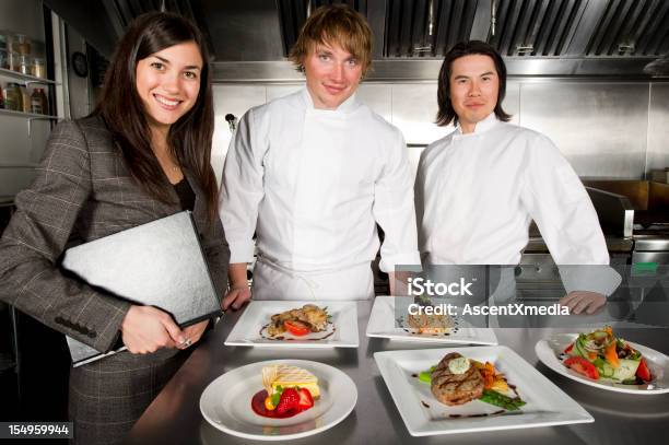 Foto de O Gerente Do Restaurante Com Chefs Profissionais Trabalhando e mais fotos de stock de Gerente