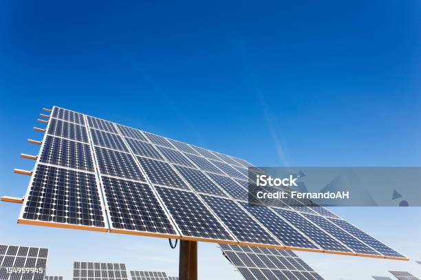 Central De Energia Solar - Fotografias de stock e mais imagens de Painel Solar - Painel Solar, Vista de Ângulo Baixo, Azul