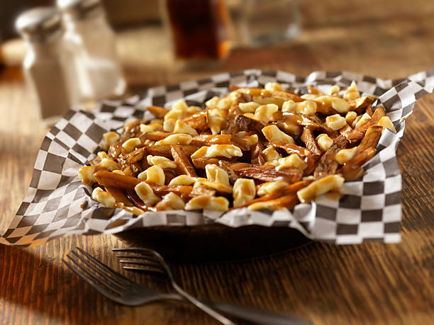 francês do canadá poutine clássico - prepared potato food studio shot selective focus imagens e fotografias de stock