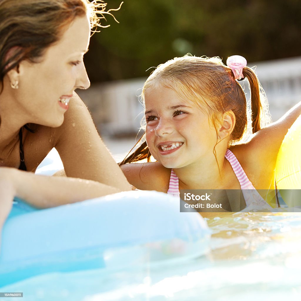 Madre e figlia che si diverte in piscina - Foto stock royalty-free di Bambino