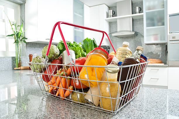 買い物カゴ - vegies vegetable basket residential structure ストックフォトと画像