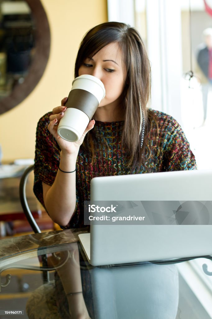 Jovem mulher com o Laptop e café para ir - Foto de stock de Adolescente royalty-free