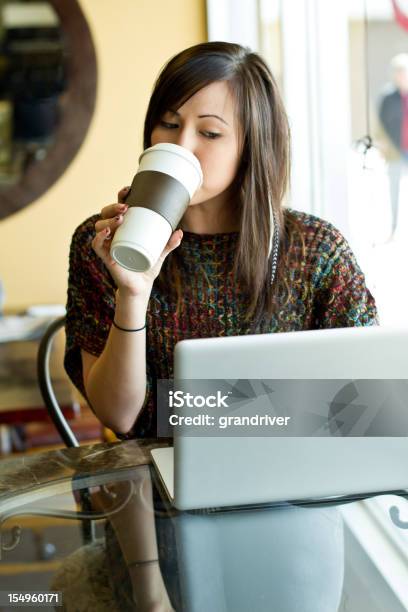 Jovem Mulher Com Computador Portátil E Café Para Ir - Fotografias de stock e mais imagens de Adolescente