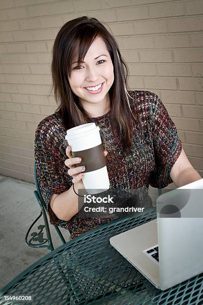 Mujer Joven Con Ordenador Portátil Y Para Llevar Café Foto de stock y más banco de imágenes de Adolescente