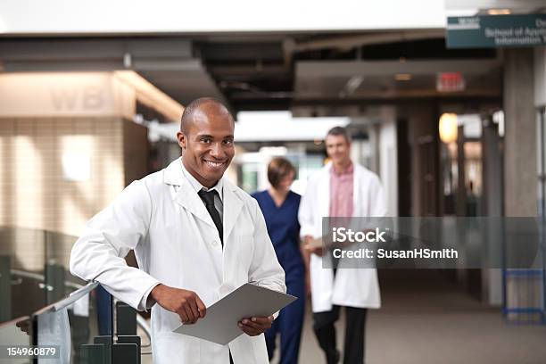 Medizinische Team Stockfoto und mehr Bilder von Krankenpfleger - Krankenpfleger, Afrikanischer Abstammung, Arbeitskollege