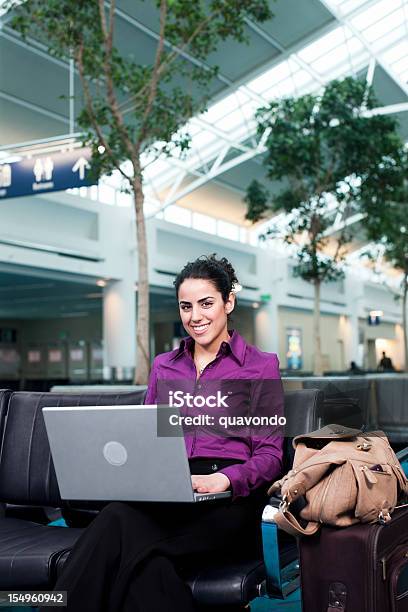 Aeropuerto De Oriente Medio Una Sala De Estar Hermosa Mujer De Negocios Con Computadora Portátil Foto de stock y más banco de imágenes de 30-39 años