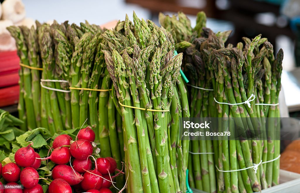 Ravanello rosso e asparagi su una strada mercato ortofrutticolo, Ljubljana - Foto stock royalty-free di Asparago