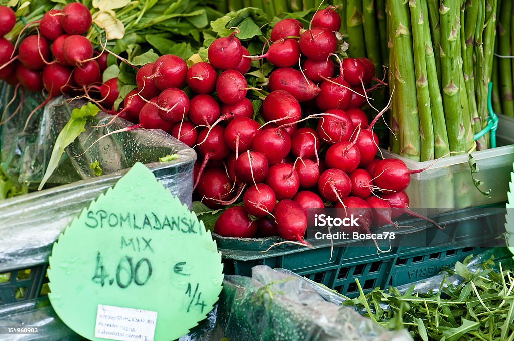 Ravanello rosso e asparagi su una strada mercato ortofrutticolo, Ljubljana - Foto stock royalty-free di Primavera