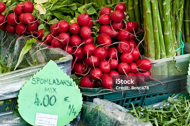 Ravanello Rosso E Asparagi Su Una Strada Mercato Ortofrutticolo Ljubljana - Fotografie stock e altre immagini di Primavera