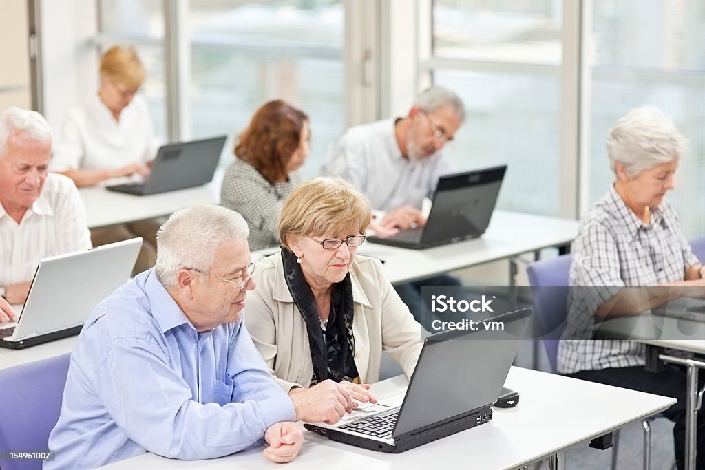 Computer workshop per anziani - Foto stock royalty-free di Aula