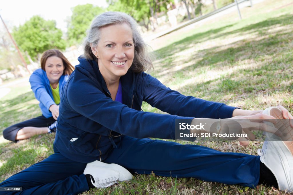 Senior mujer en las piernas antes de ejercicios de estiramiento - Foto de stock de Adulto libre de derechos