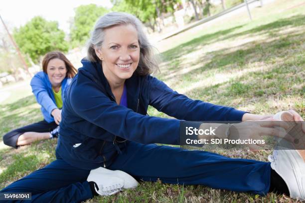 Senior Mujer En Las Piernas Antes De Ejercicios De Estiramiento Foto de stock y más banco de imágenes de Adulto