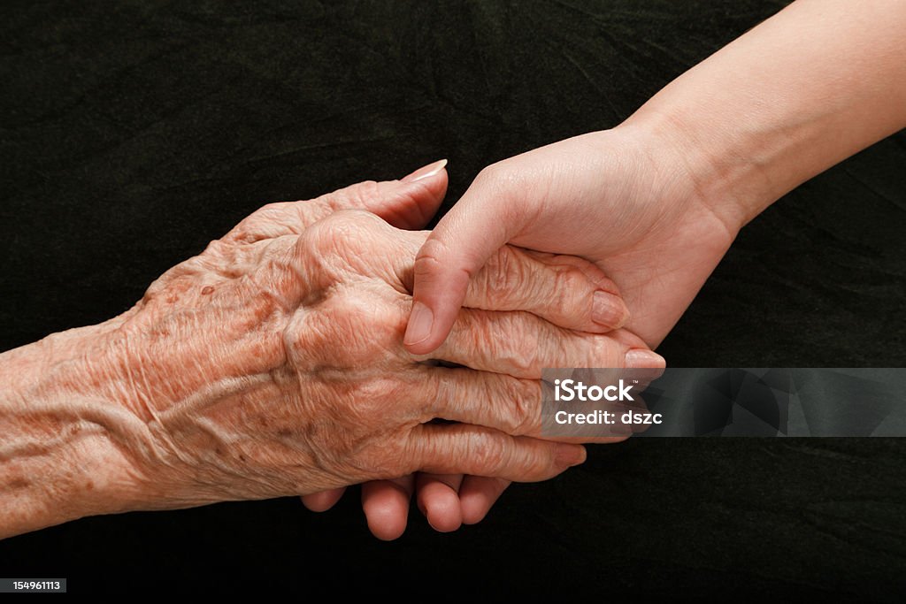 old jovens mãos atingindo e mantendo - Royalty-free Terceira idade Foto de stock