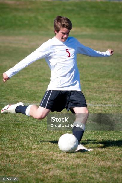 Fußball Winged Power Kick Stockfoto und mehr Bilder von Aktiver Lebensstil - Aktiver Lebensstil, Aktivitäten und Sport, Athlet