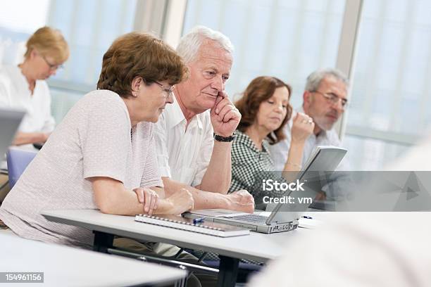 Photo libre de droit de Ordinateur Atelier Pour Les Retraités banque d'images et plus d'images libres de droit de Salle des ordinateurs - Salle des ordinateurs, Femmes seniors, Hommes seniors