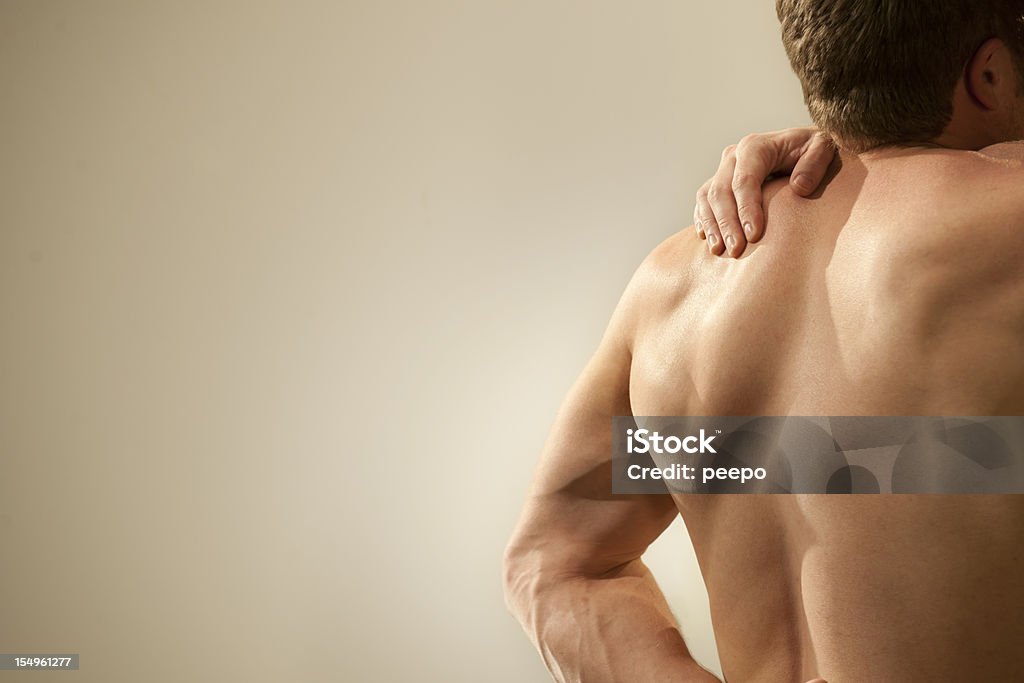 Desnudos hombre con dolor de hombro - Foto de stock de Vista posterior libre de derechos