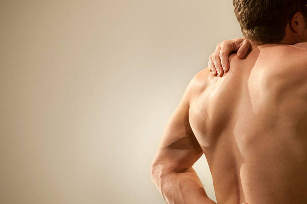 nudo uomo con dolore alla spalla - human muscle back muscular build men foto e immagini stock
