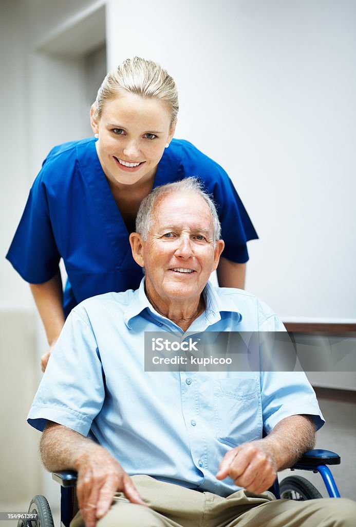 Desativado homem com uma enfermeira Cuidar - Royalty-free 20-29 Anos Foto de stock