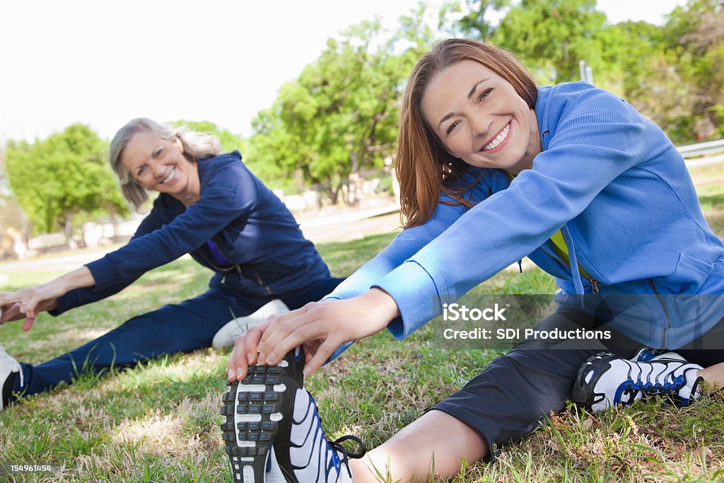 Sana donna attiva Allungamento delle gambe prima di esercizio - Foto stock royalty-free di Terza età